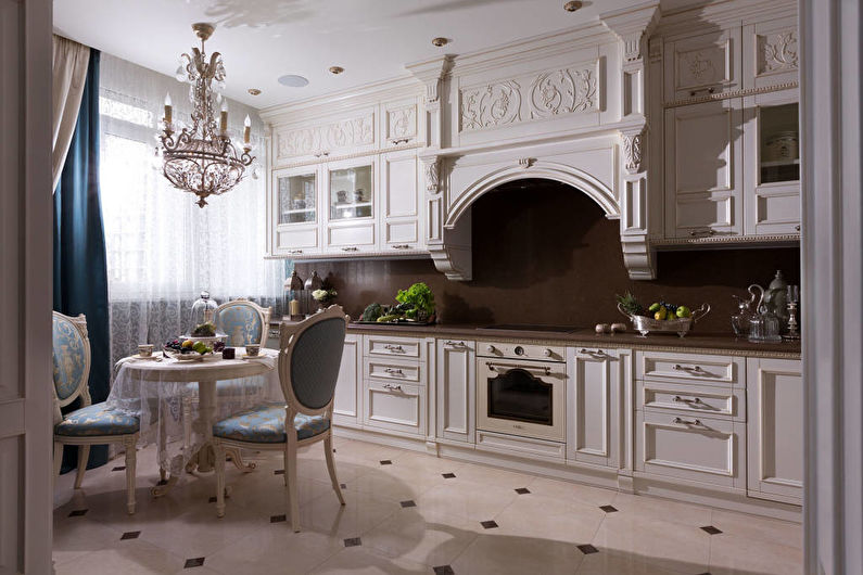 Стол в классическом стиле на кухню